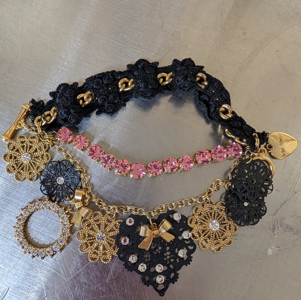 Bracelet Betsey Johnson Black Gold Heart Pink Rhinestone Three Strand Charm - Picture 7 of 7